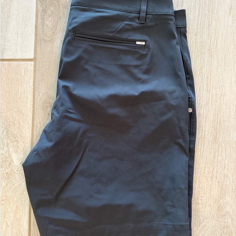 Vuori Navy Taupe shorts